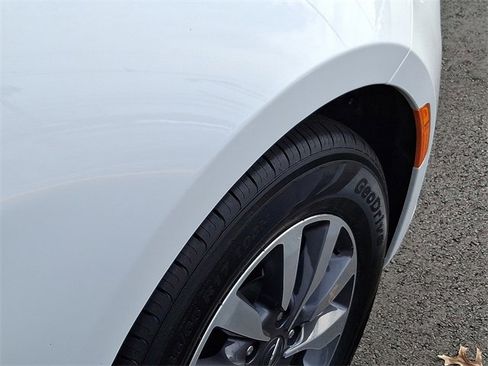 Used 2024 Chrysler Pacifica Select image 9