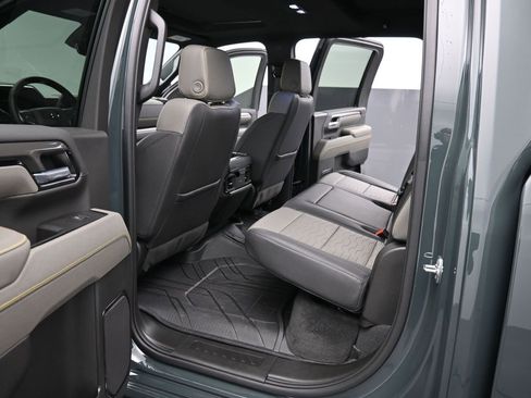 Used 2025 Chevrolet Silverado 2500 ZR2 w/ Technology Package image 16