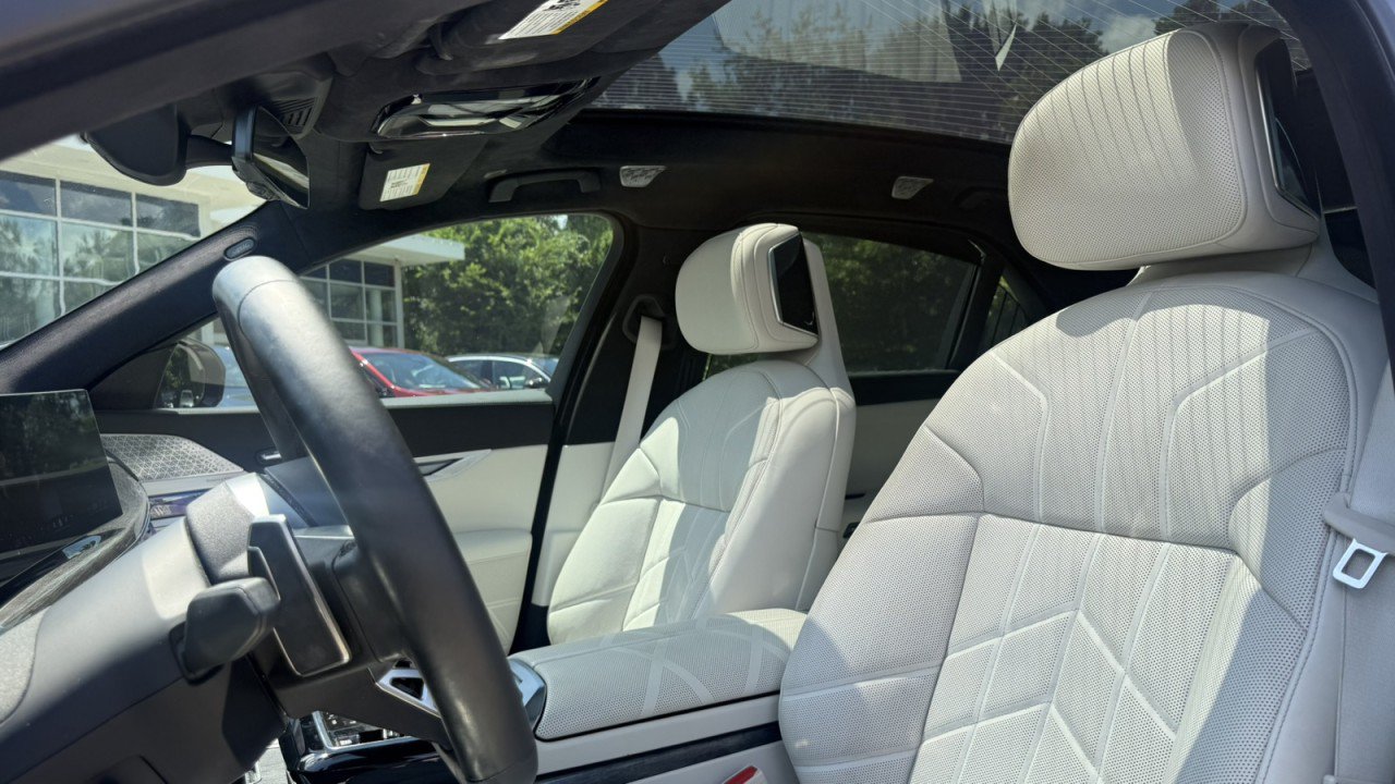Used 2023 BMW 760i xDrive w/ Executive Package AWD/4WD image 15