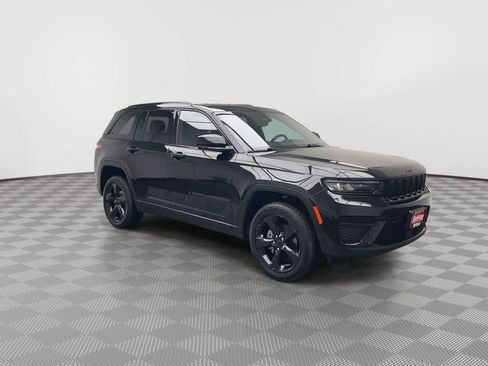 Used 2022 Jeep Grand Cherokee Altitude AWD/4WD image 33
