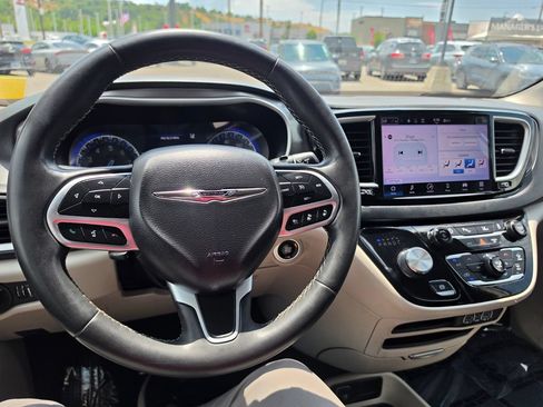 Used 2023 Chrysler Pacifica Touring-L FWD image 20