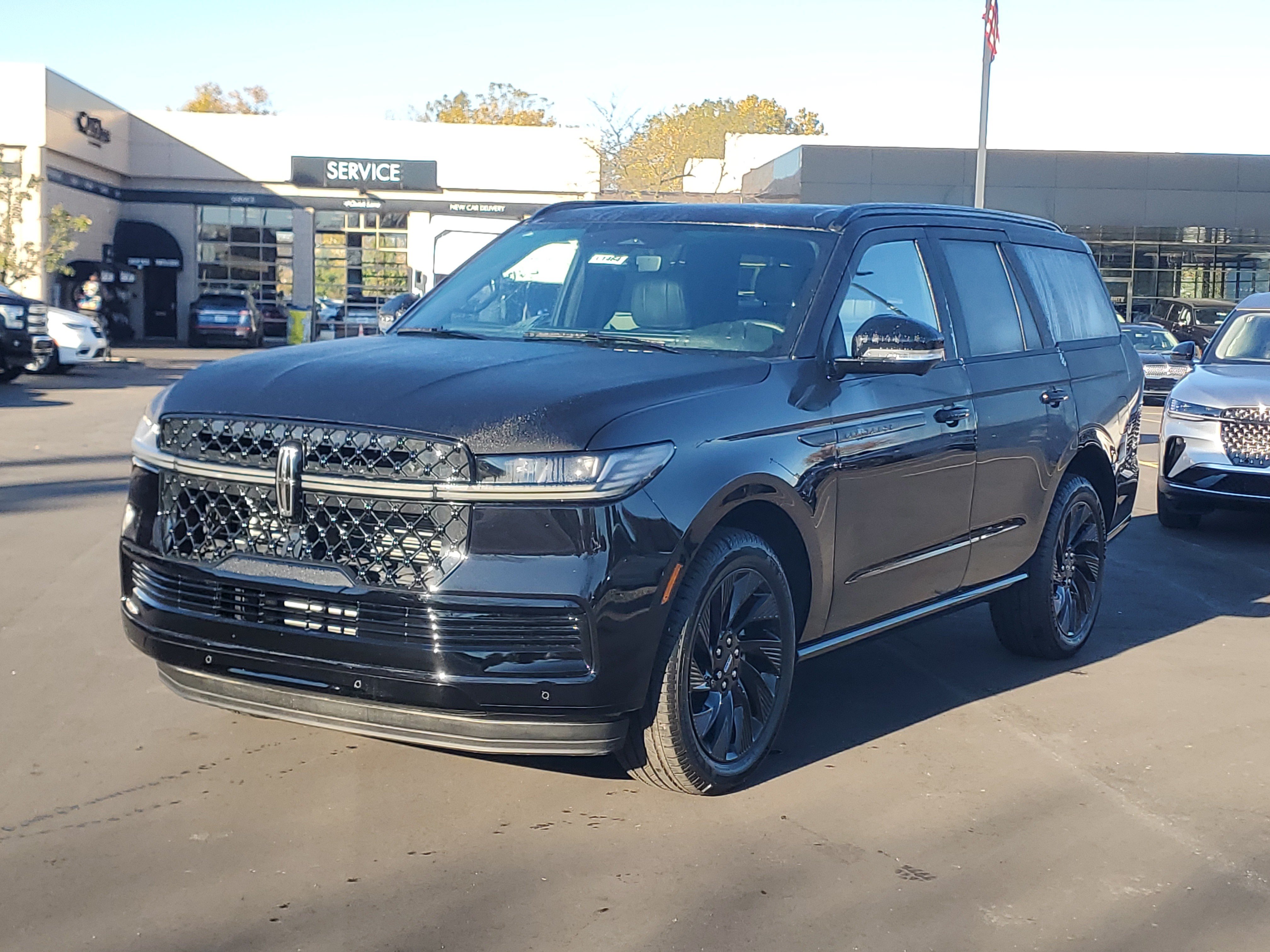 New 2026 Lincoln Navigator Reserve w/ Jet Appearance Package AWD/4WD image 2