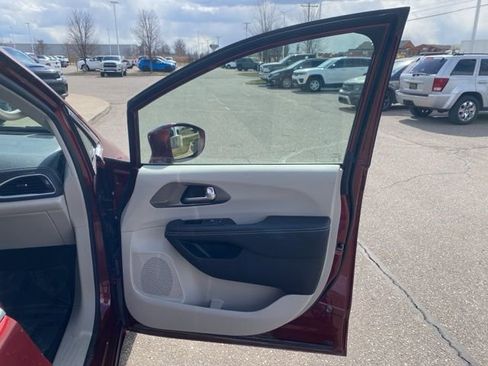 Certified 2022 Chrysler Pacifica Touring-L image 34