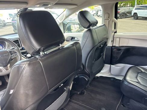 Used 2023 Chrysler Pacifica Touring-L FWD image 9