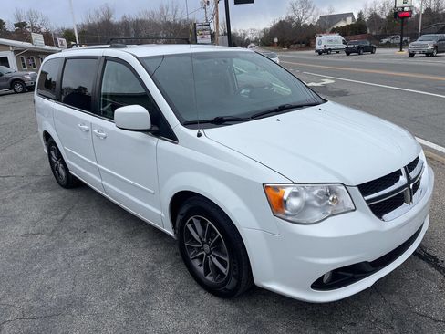 Used 2017 Dodge Grand Caravan SXT image 2