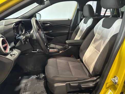 Used 2025 Chevrolet Trax RS w/ Sunroof Package FWD image 11