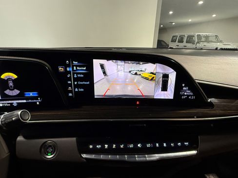 Used 2022 Cadillac Escalade ESV Sport w/ Touring Package AWD/4WD image 31