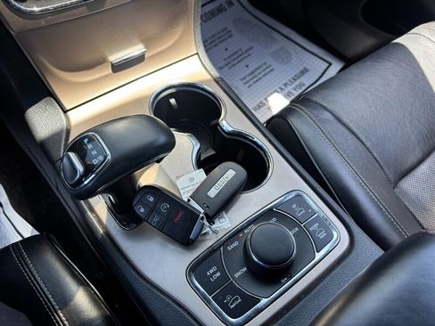 Used 2015 Jeep Grand Cherokee Overland w/ Advanced Technology Group AWD/4WD image 26