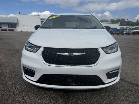 Used 2024 Chrysler Pacifica Touring-L FWD image 2