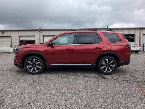 Certified 2025 Honda Pilot Touring image 8