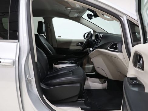 Used 2024 Chrysler Pacifica Touring-L FWD image 35