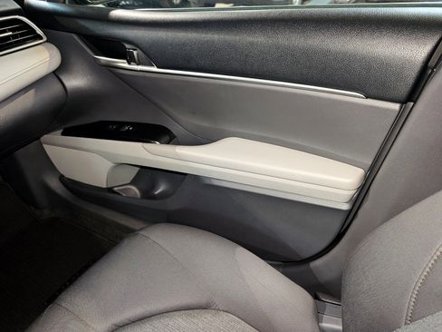 Used 2018 Toyota Camry LE image 35