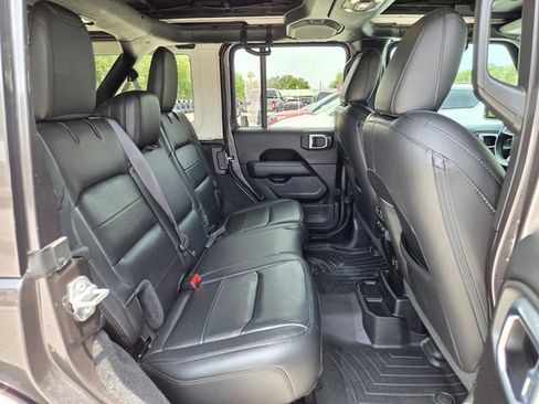 Used 2019 Jeep Wrangler Unlimited Sahara AWD/4WD image 18