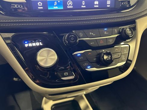 Used 2024 Chrysler Pacifica Touring-L FWD image 25