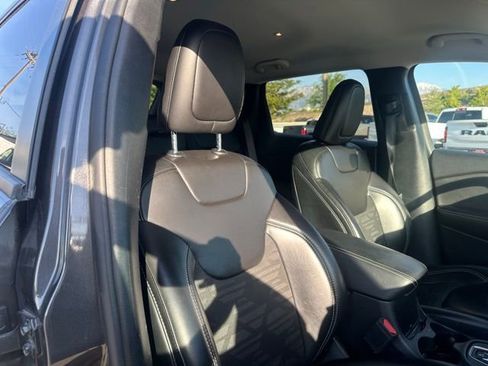 Used 2022 Jeep Cherokee Latitude AWD/4WD image 16