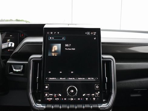 Used 2025 GMC Yukon Elevation image 19