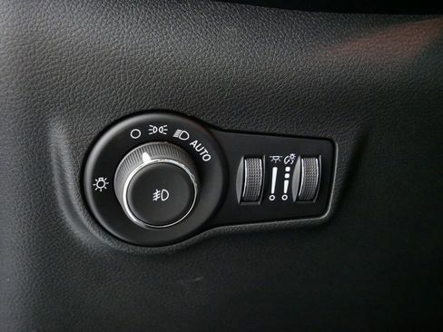 Used 2024 Jeep Compass Latitude image 35