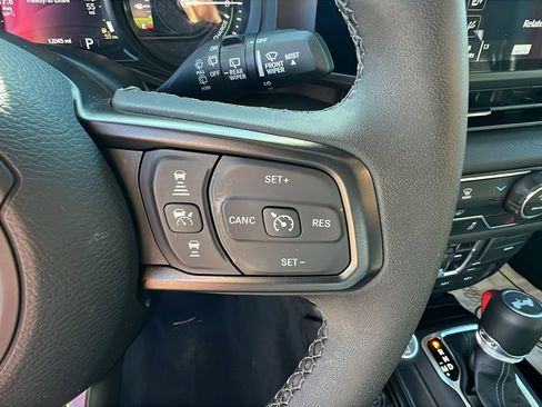 Used 2025 Jeep Wrangler Willys image 29