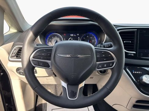 Used 2024 Chrysler Pacifica Touring-L image 12