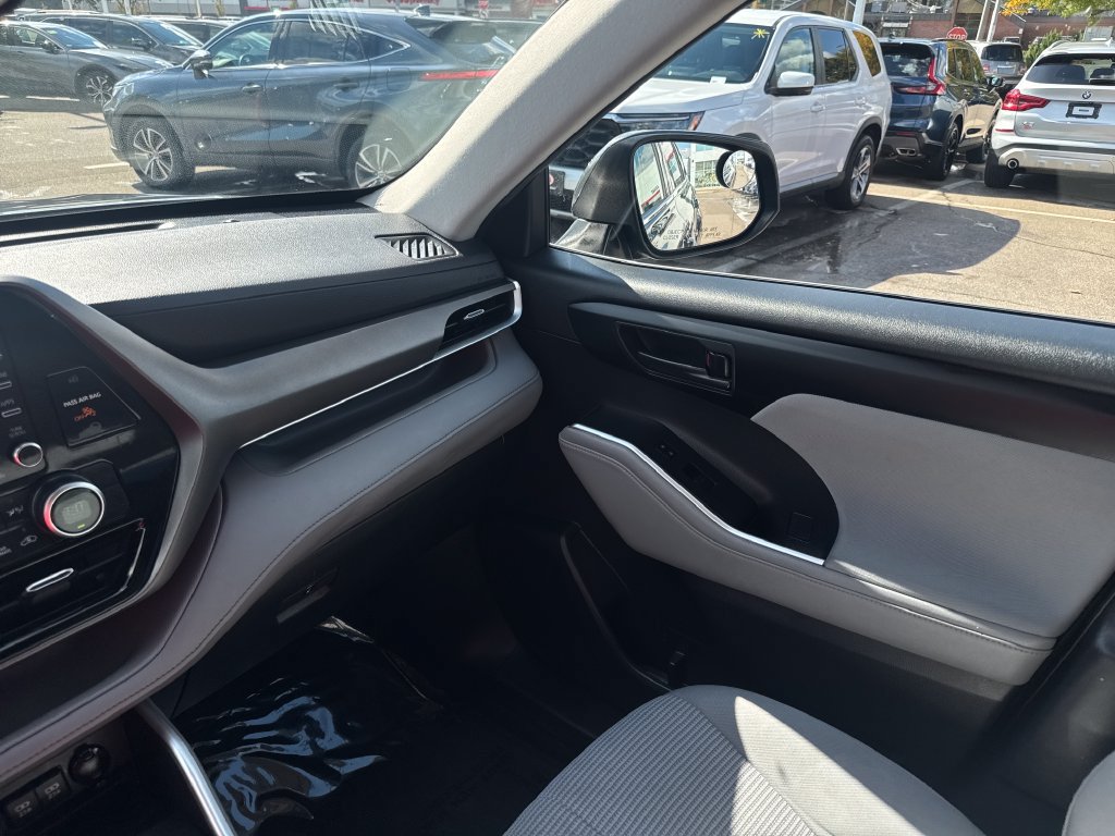 Used 2020 Toyota Highlander LE AWD/4WD image 31