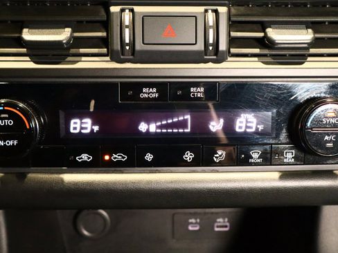 Used 2024 Nissan Pathfinder S image 26