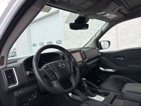 Used 2024 Nissan Frontier SL image 9