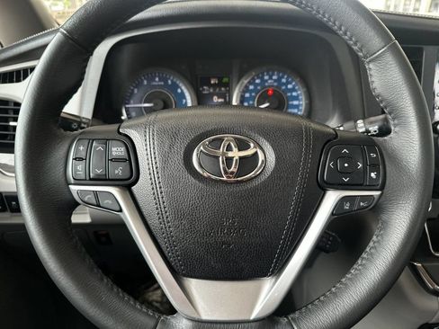 Used 2018 Toyota Sienna XLE w/ XLE Navigation Package FWD image 25