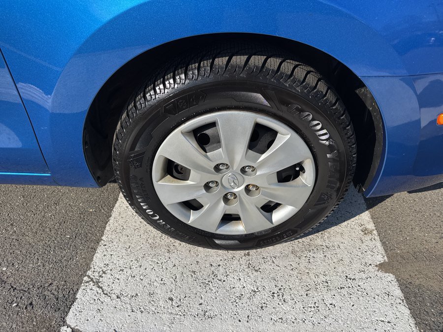 Used 2012 Hyundai Elantra GLS FWD image 12