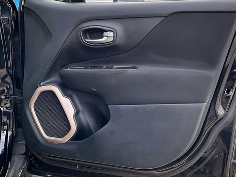 Used 2016 Jeep Renegade Latitude image 22