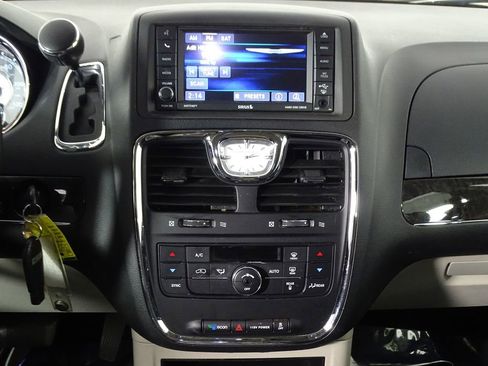 Used 2014 Chrysler Town & Country Touring image 30