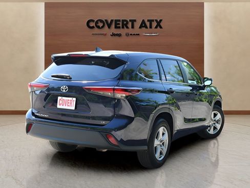 Used 2025 Toyota Highlander LE FWD image 5