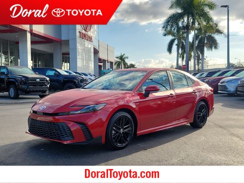 Used 2025 Toyota Camry SE image 1