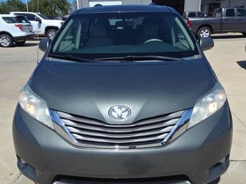 Used 2014 Toyota Sienna XLE FWD image 4
