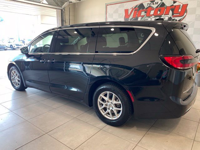 Used 2023 Chrysler Pacifica Touring-L FWD image 10