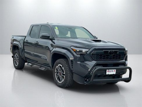 Used 2025 Toyota Tacoma TRD Sport image 3