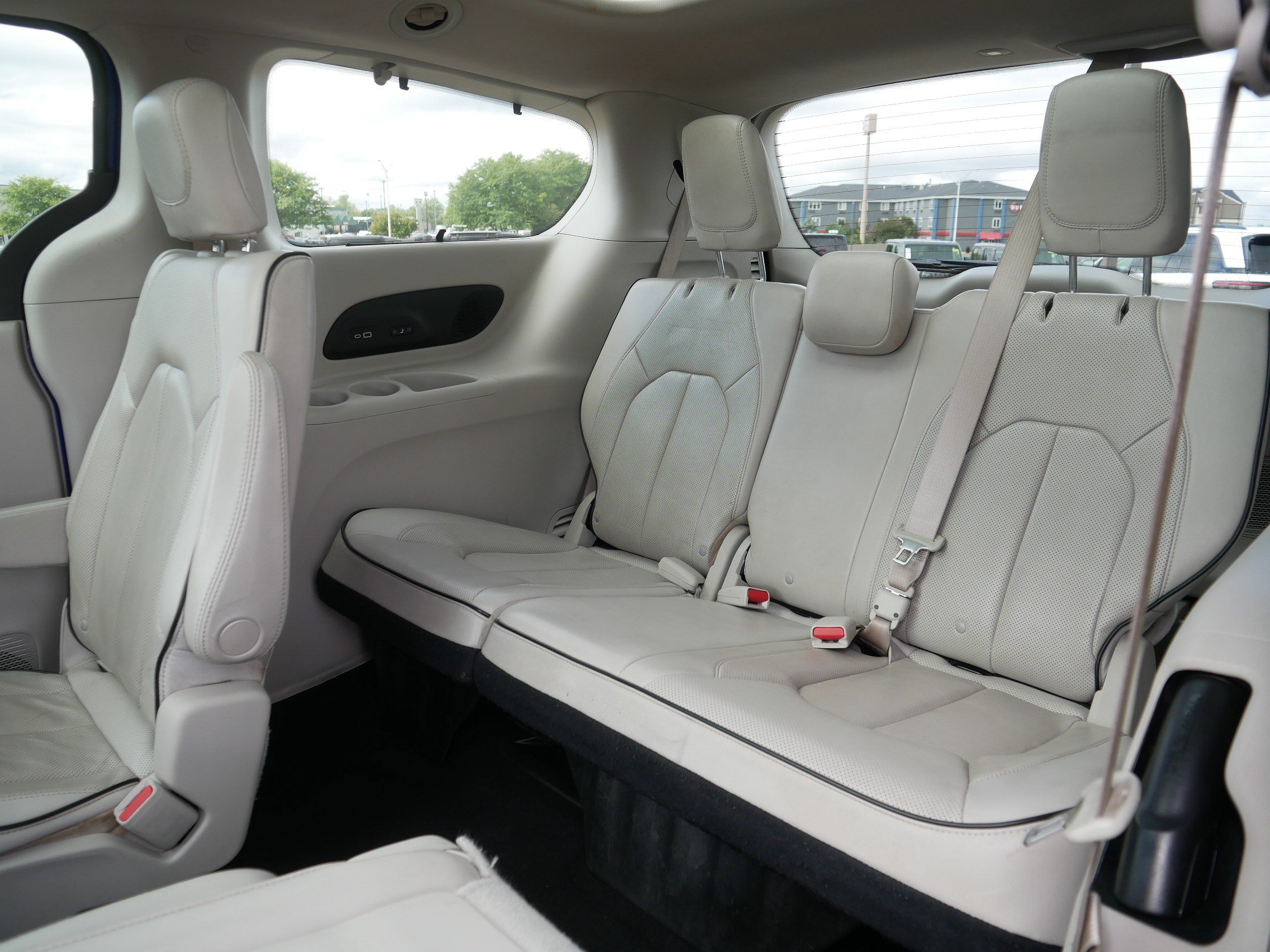 Used 2021 Chrysler Pacifica Limited AWD/4WD image 35