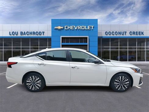 Used 2024 Nissan Altima 2.5 SV image 2