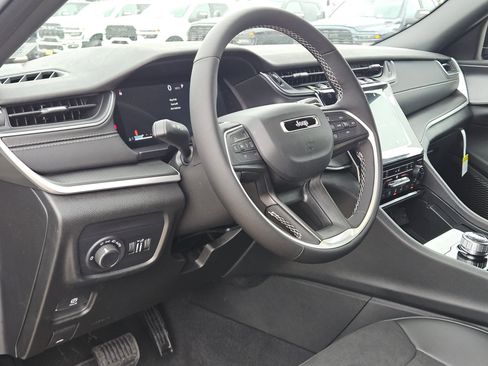 New 2025 Jeep Grand Cherokee Altitude image 10