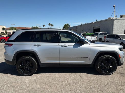 Used 2023 Jeep Grand Cherokee Altitude AWD/4WD image 8