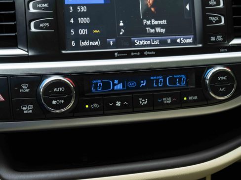 Used 2018 Toyota Highlander XLE image 32