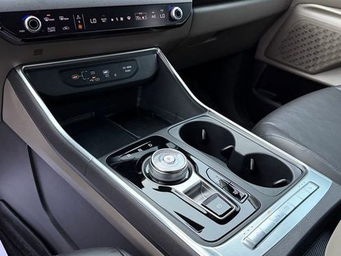 Used 2025 Kia Carnival EX FWD image 23