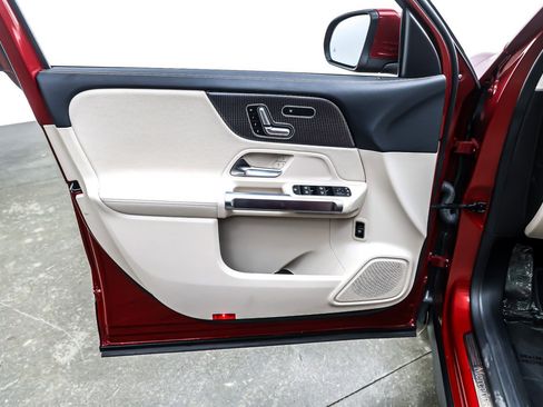 Used 2021 Mercedes-Benz GLB 250 4MATIC image 22