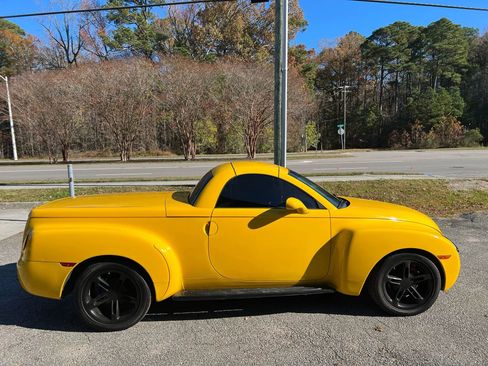 Used 2004 Chevrolet SSR w/ Preferred Equipment Group image 21