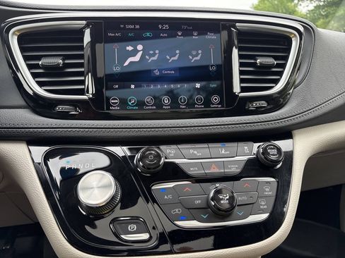 Used 2020 Chrysler Pacifica Limited w/ Advanced Safetytec Group FWD image 15
