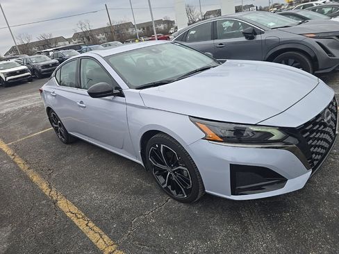 Used 2024 Nissan Altima 2.5 SR w/ SR Premium Package image 1
