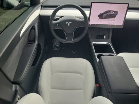 Used 2024 Tesla Model Y Long Range image 11