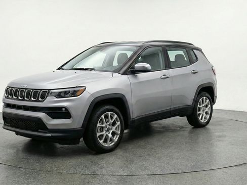 Used 2025 Jeep Compass Limited AWD/4WD image 3