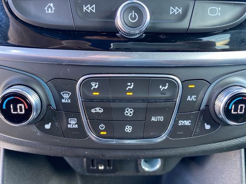 Used 2022 Chevrolet Traverse LT image 15