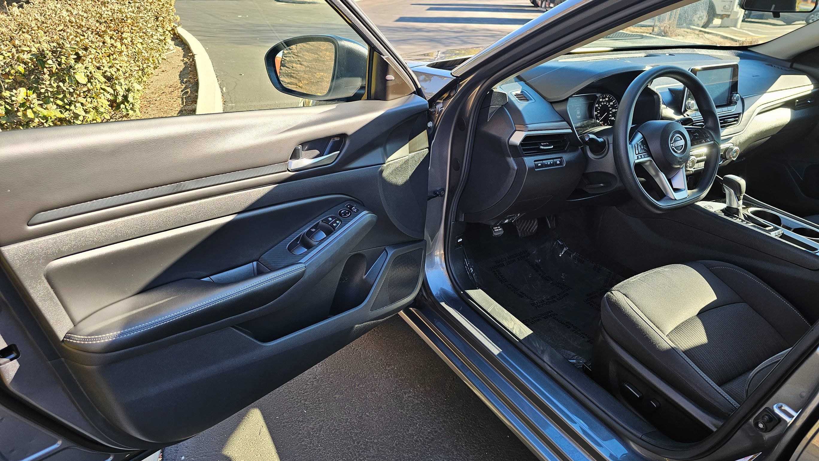 Used 2024 Nissan Altima 2.5 SV FWD image 12