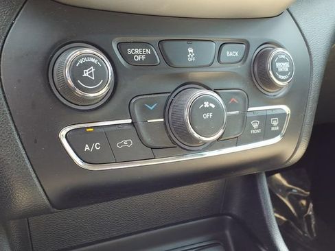 Used 2016 Jeep Cherokee Latitude w/ Cold Weather Group AWD/4WD image 25